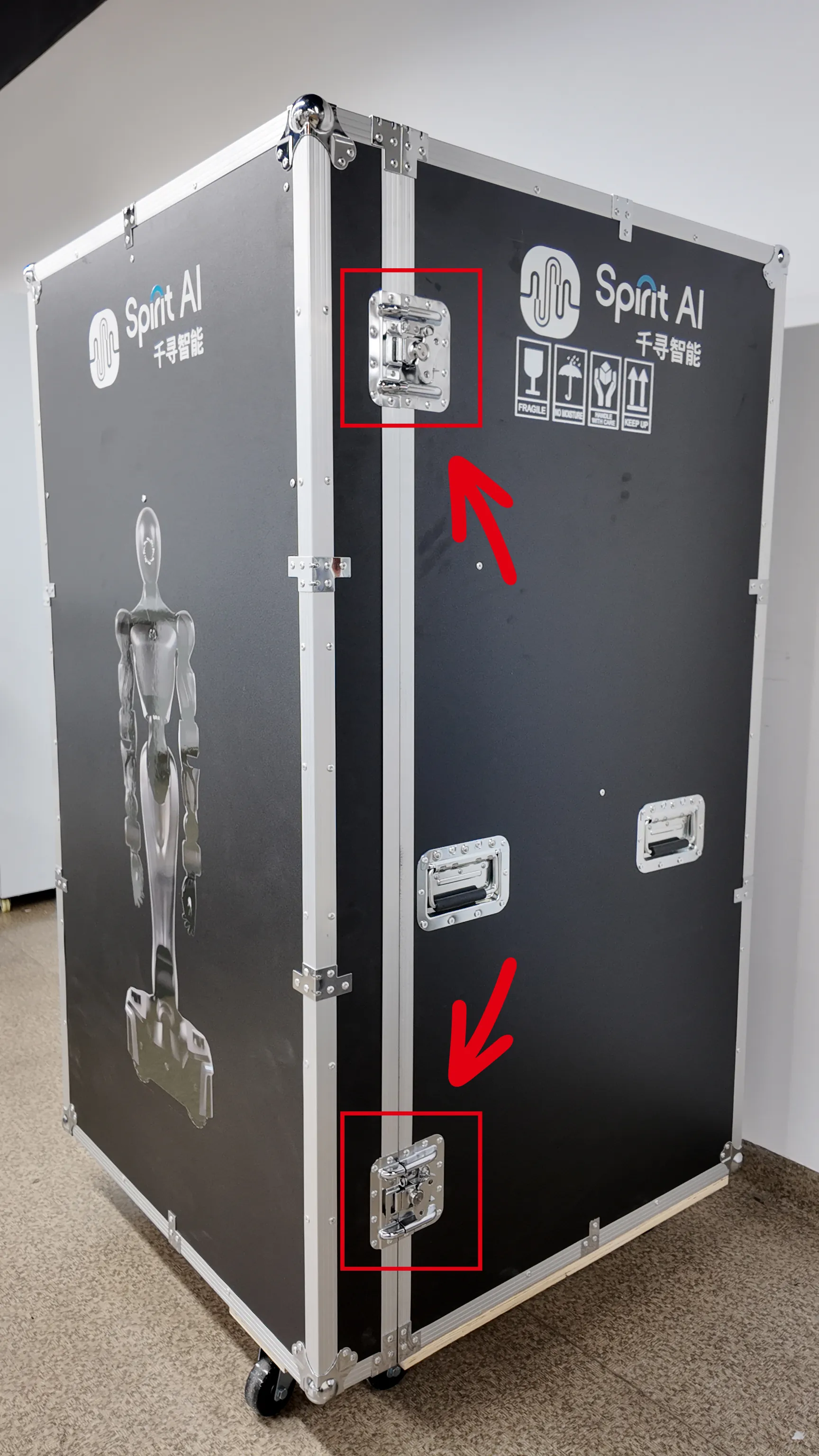 Loosen the upper and lower rotary latches on the right side of the flight case door.